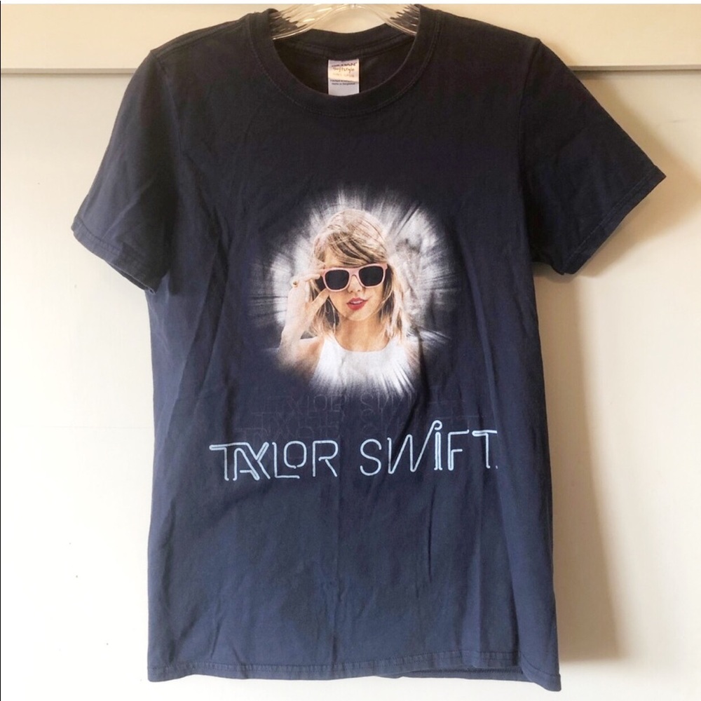 NWOT Taylor Swift 1989 World Tour t-shirt